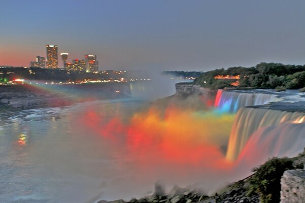 Ниагарский водопад в цветном свете