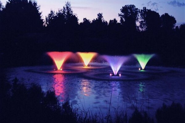 Cachoeira iluminada no lago é bonito