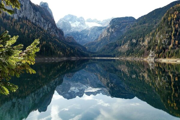 Lago en las montañas en el fondo de un glaciar