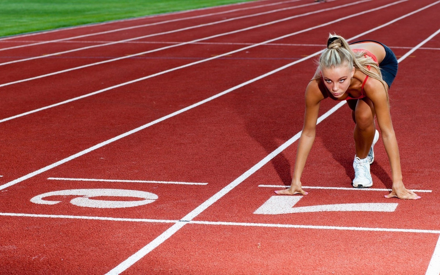 sport track wettbewerb stadion läufer leichtathletik starten sprint sprinter rennen athlet laufen herausforderung lösung anstrengung relais aktion sport absatz feld gewinnen