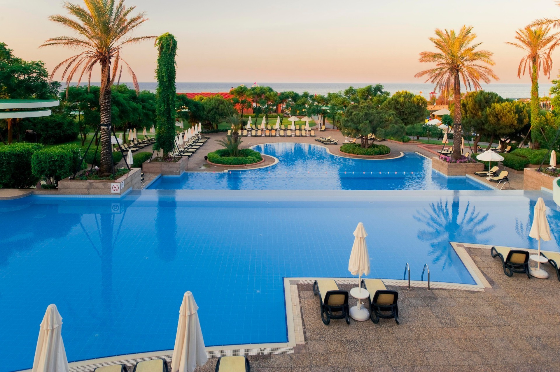 piscines hôtel resort piscine piscine vacances luxe tropical natation parapluie plage chaise piscine voyage palm détente eau loisirs été exotique