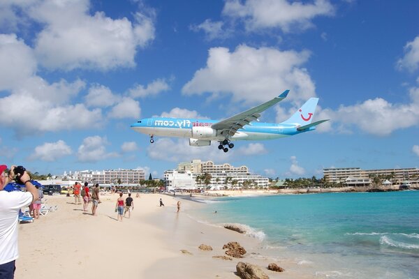 Emergency landing of a plane on a crowded beach