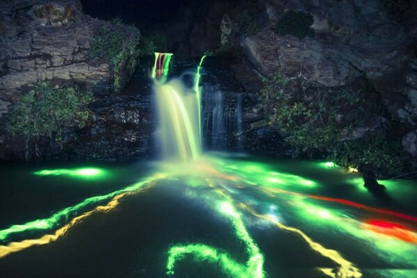 Los colores brillantes en el agua sugieren magia