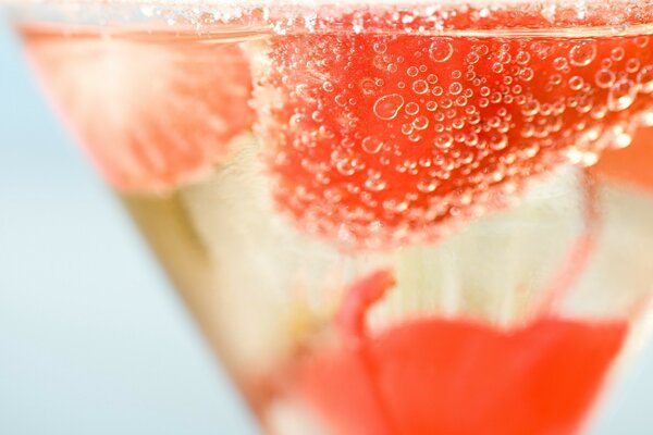 Drinks with fruit and bubbles on the glass