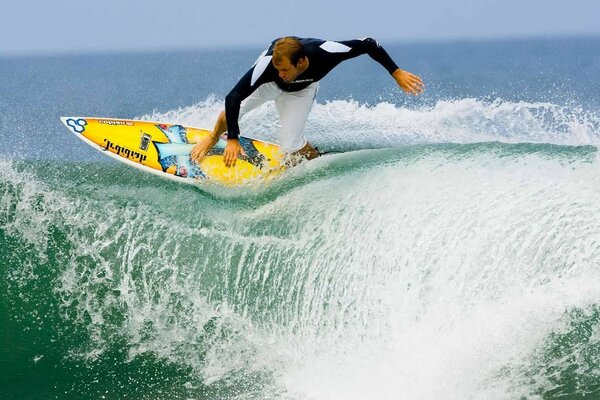 Welchen Sturm positiver Emotionen verursacht dieser Surfer