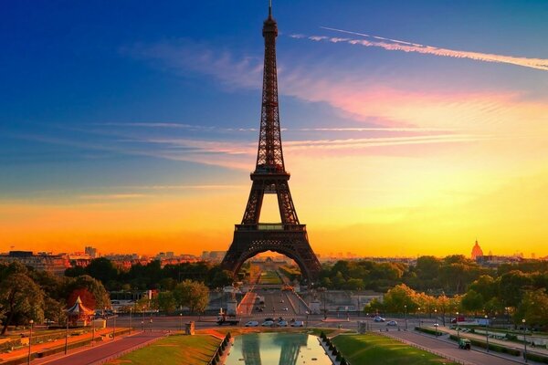 La famosa Torre Eiffel sullo sfondo di un cielo rotolante