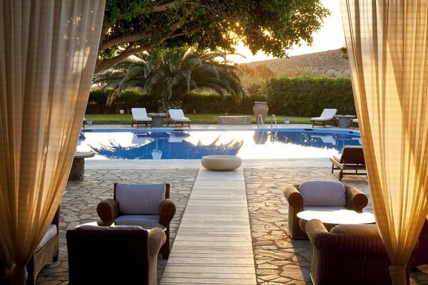 酒店设有游泳池和舒适的日光浴床