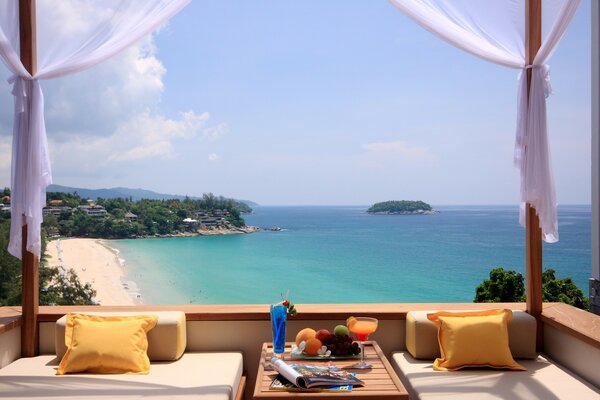 Grande terrasse avec vue magnifique sur la mer