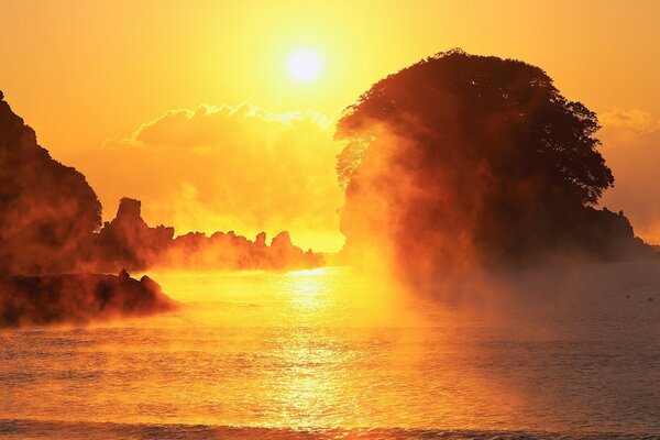 Tramonto sul mare con vista sulle montagne