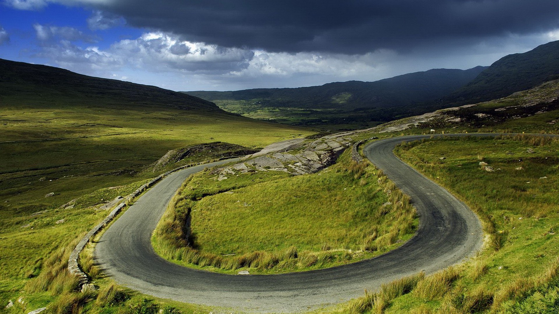 straße landschaft reisen gras natur landschaft im freien des ländlichen himmel landschaftlich führer feld berg kurve hügel asphalt autobahn