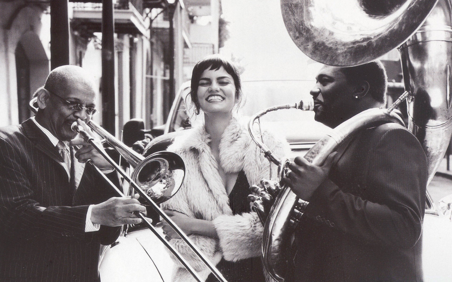 modelos música músico instrumento jazz adulto banda trompetista hombre guitarra dos banda tres retrato micrófono instrumento de cuerda cantante concierto mujer