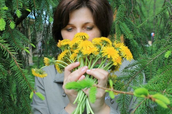 Bella ragazza in seno alla natura