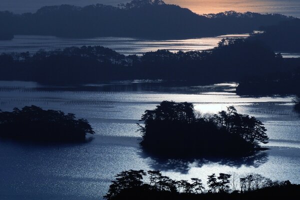 Paisagem noturna com a lua sobre a água