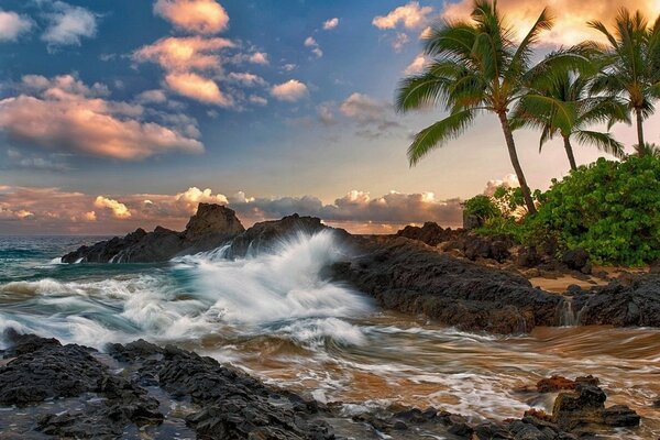 Paisaje de una hermosa puesta de sol en la playa