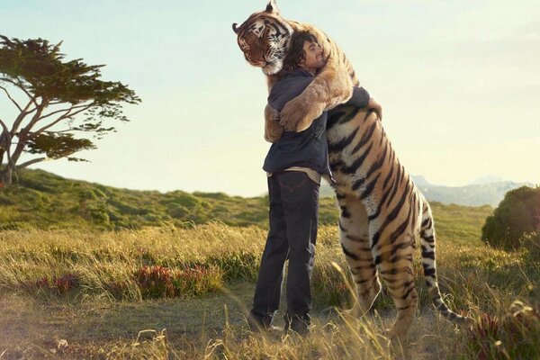 O homem nos braços de um grande tigre