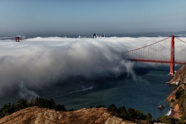 Dichter Nebel in der Strasse des Golden Gate in San Francisco