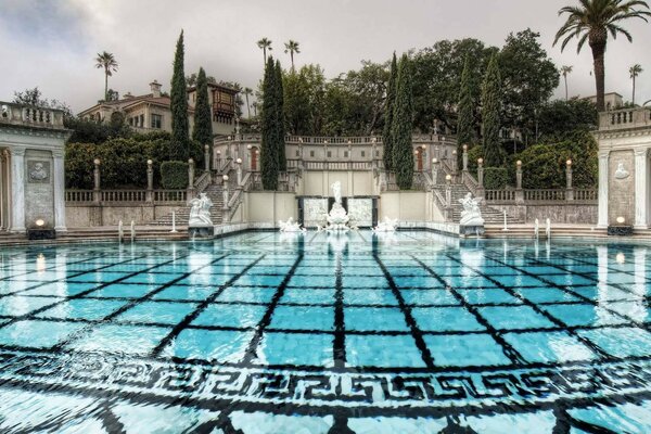 Rica piscina al lado de hermosas estructuras arquitectónicas