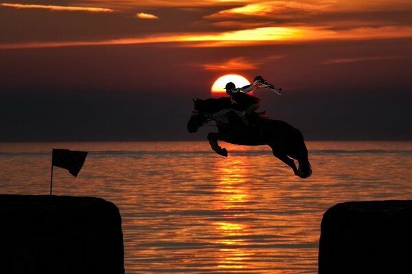 Schöner Sonnenuntergang am Abendstrand