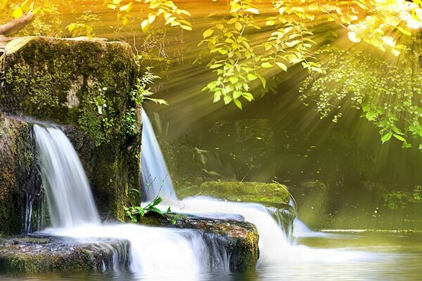 Schöner Wasserfall in den Farben des Herbstes