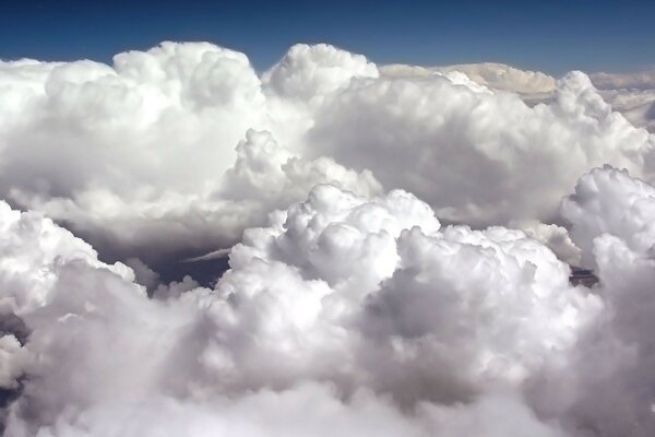 Nubes blancas y esponjosas en el cielo