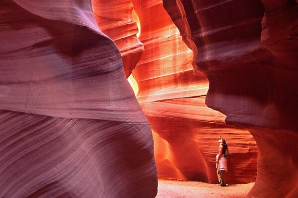 Fille dans une grotte à travers laquelle le soleil s infiltre