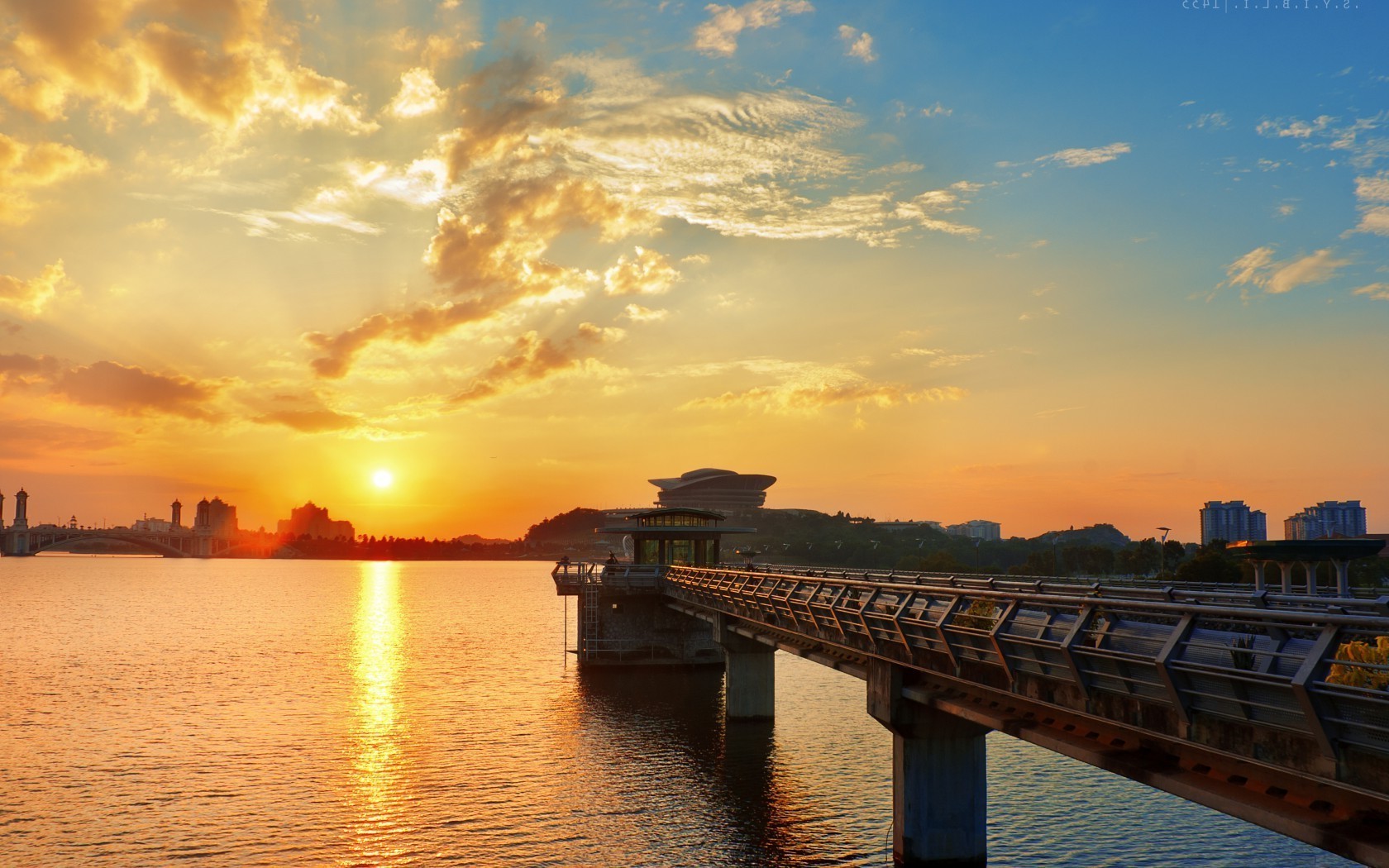 湖泊 水域 日落 黎明 旅行 天空 黄昏 傍晚 河流 反射 桥梁 户外 太阳 海洋 建筑 码头 景观