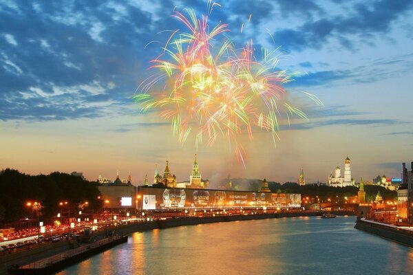 Fogos de artifício coloridos sobre a Praça Vermelha