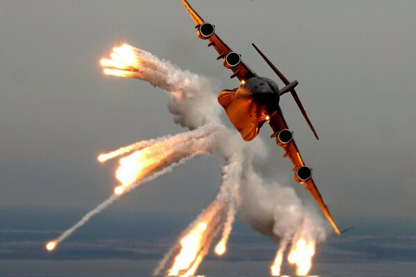 Avión de combate se aleja de los misiles