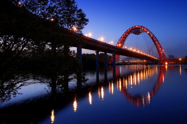 Laternen auf der Brücke mit rotem Bogen