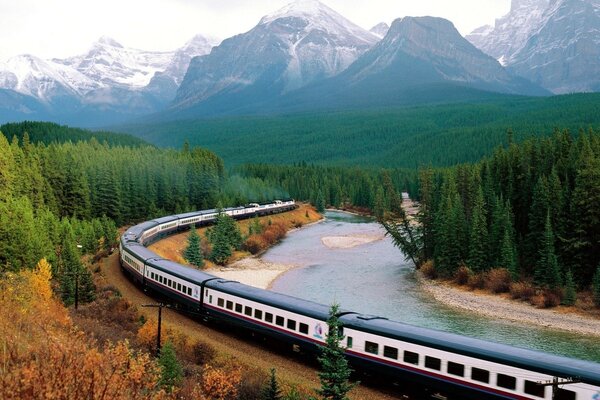 السكك الحديدية يمر عبر الجبال