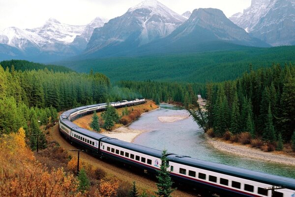 A ferrovia passa pelas montanhas