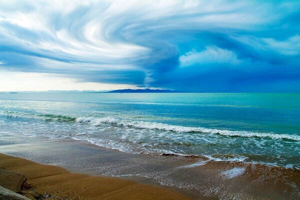 Nuvens sobre o oceano azul