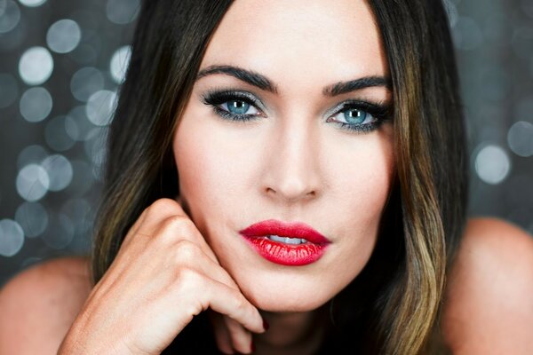 Glamour donna bruna con trucco luminoso