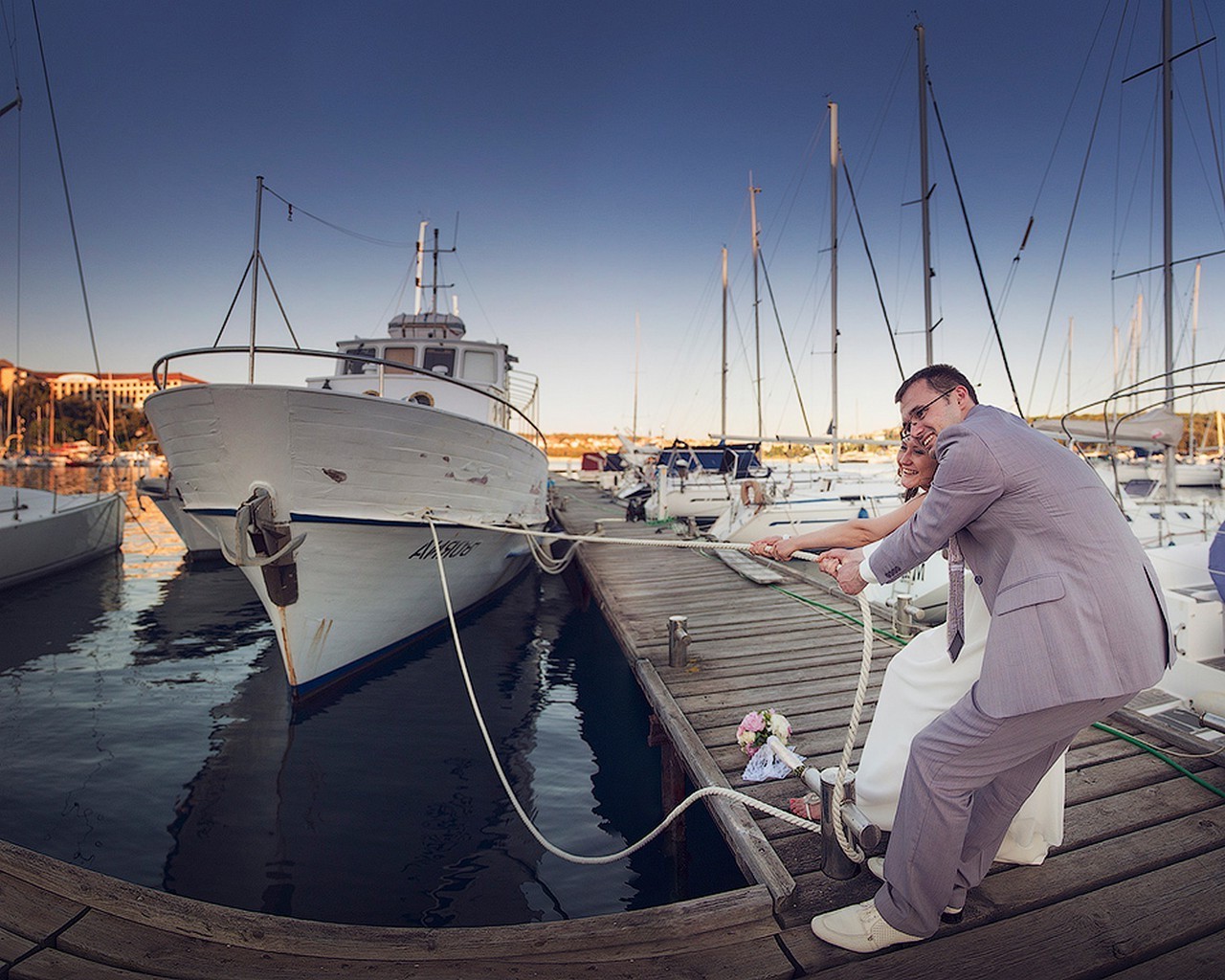 amor e romance embarcação navio sistema de transporte carro água mar porto barco barco de pesca pescador adulto oceano cais indústria viagens homem veleiro mares iate