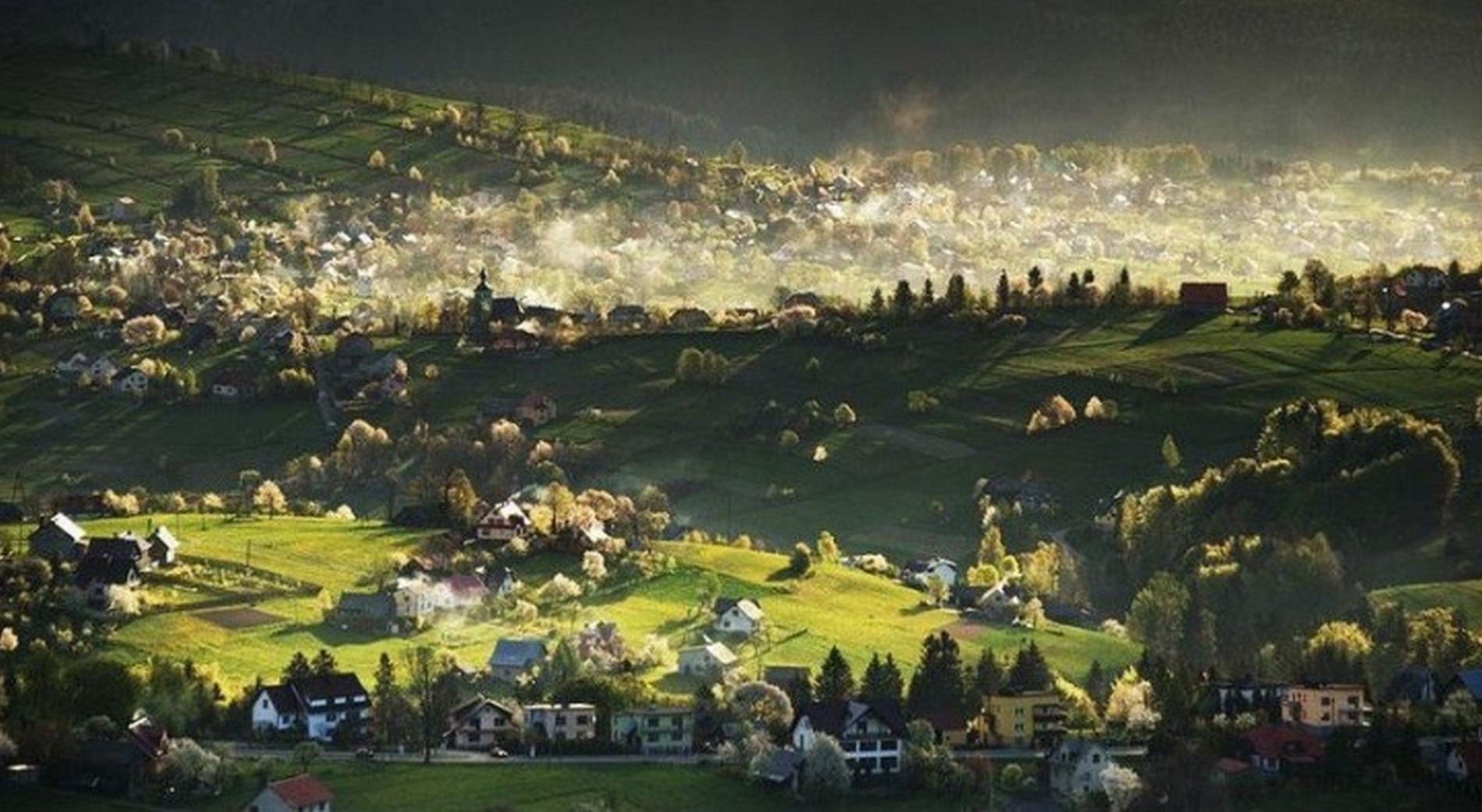 städte und architektur landwirtschaft landschaft baum bauernhof im freien haus heuhaufen hügel reisen landschaftlich feld gras natur bebautes land stadt himmel sommer stadt haus