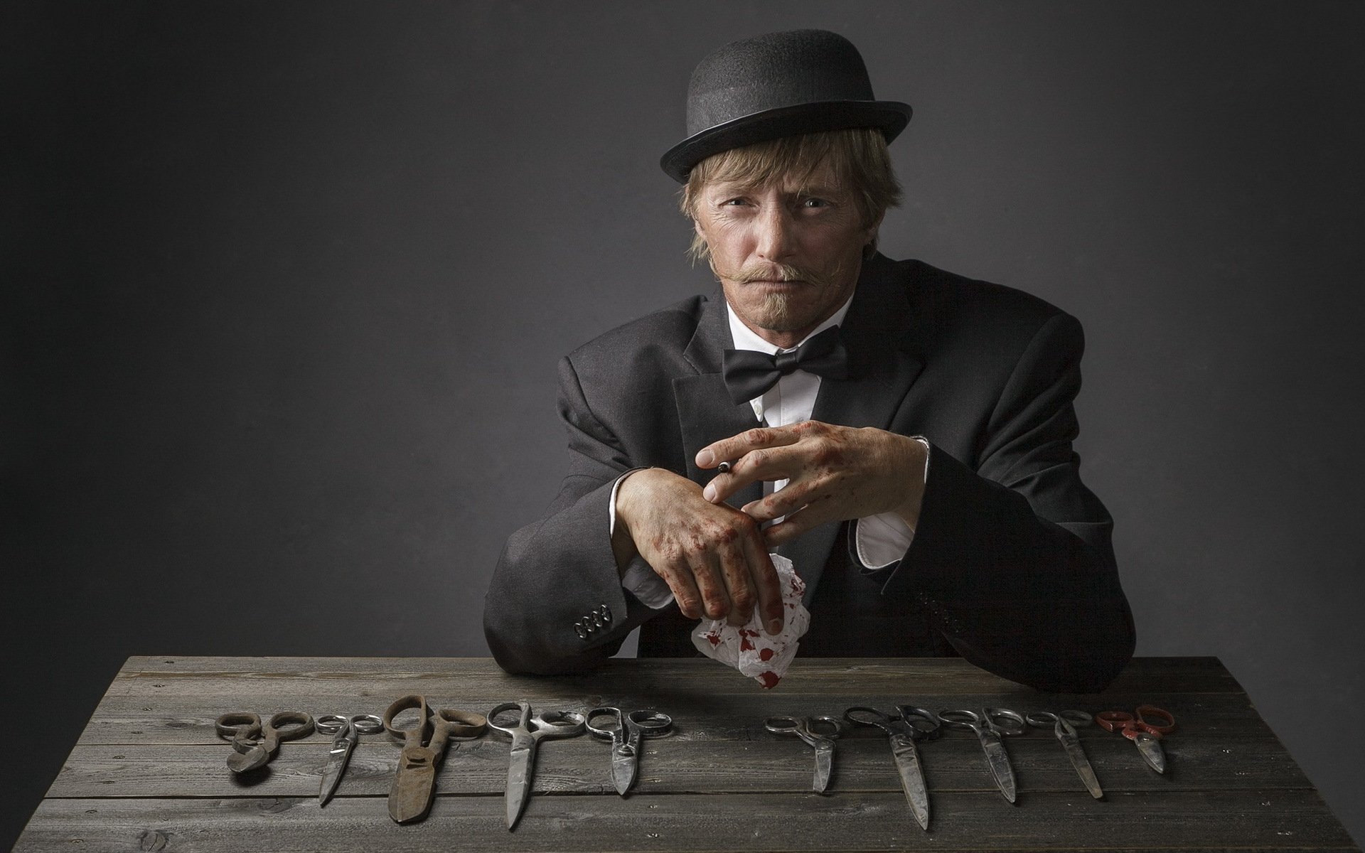 мужчина ножницы фон