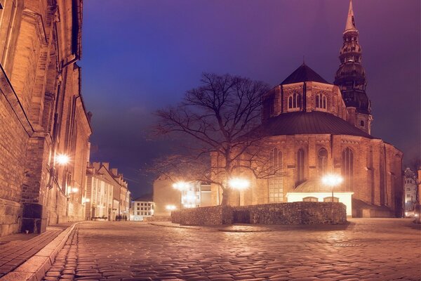 Architektura miejska o zmierzchu o zachodzie słońca podczas podróży