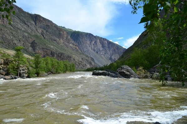 Río rápido, majestuosas montañas