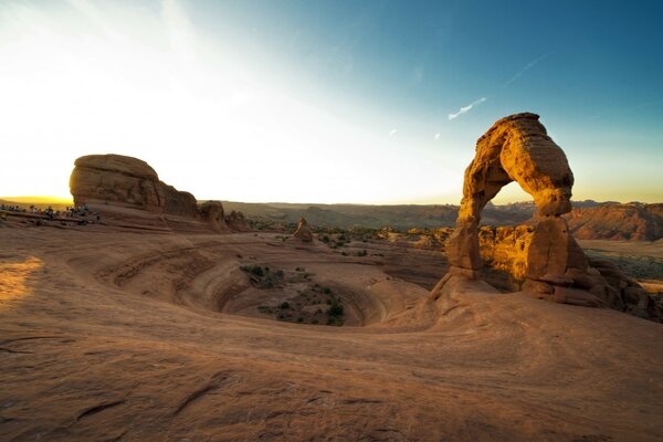 Paisaje desértico y grandes rocas