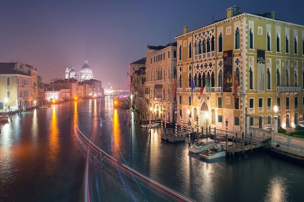 Una grada nocturna con una hermosa arquitectura en el agua