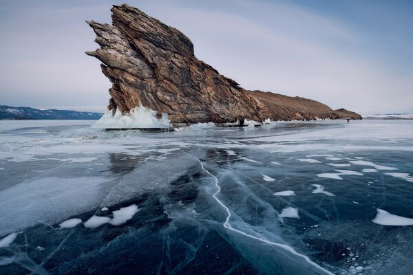 صخرة عالقة في جليد المحيط