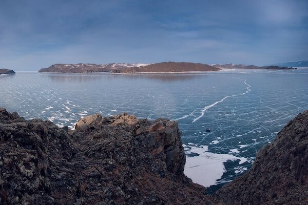 Landschaft des gefrorenen blauen Sees