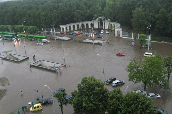 Sintflut in der Innenstadt an der Kreuzung