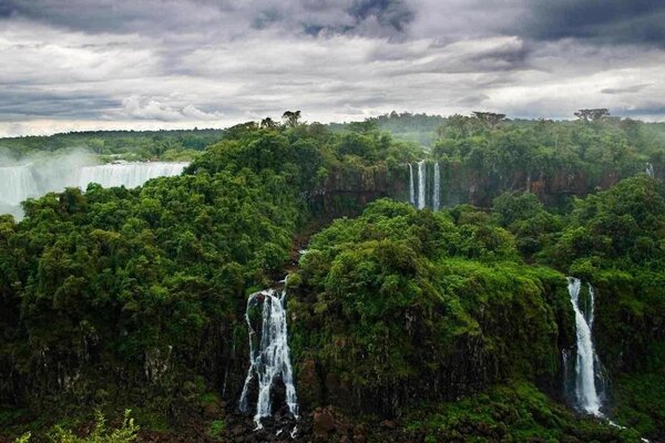 A natural miracle, a scattering of waterfalls