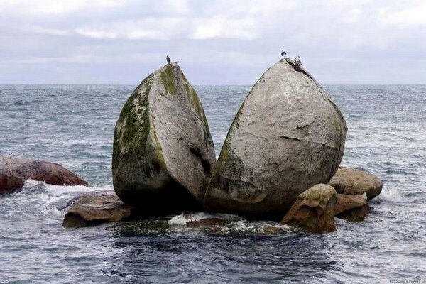 Piedra dividida en dos partes en el agua