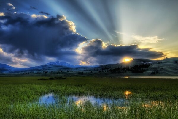 Alba sul lago: paesaggio