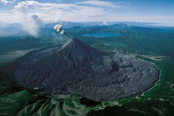 Vista de cima do vulcão em erupção