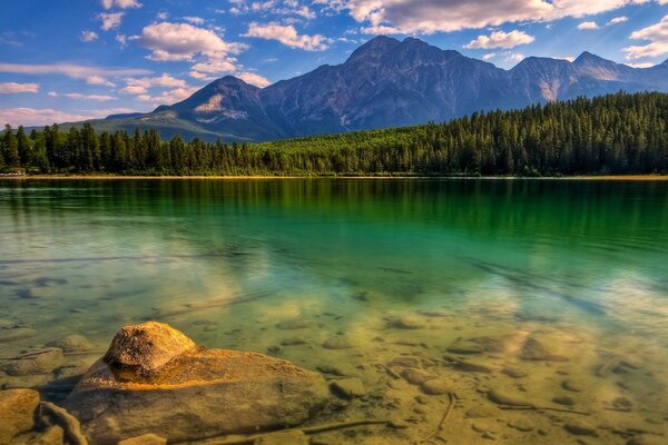 Lac transparent. Hautes montagnes