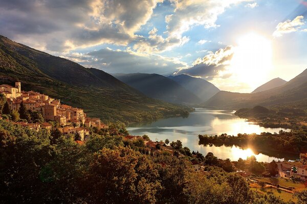 Amanecer sobre un lago de montaña y una pequeña ciudad