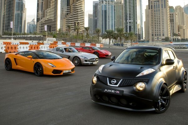 Coches de carreras en las calles de la ciudad